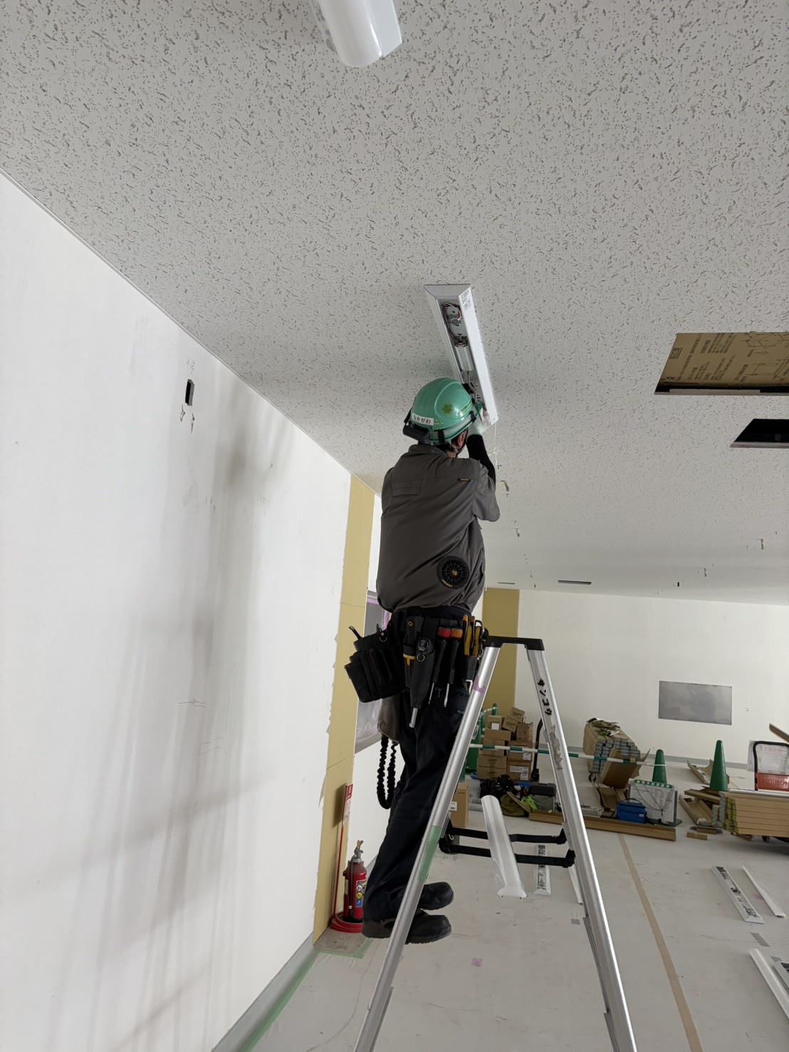 現場で照明設備を施工するスタッフ